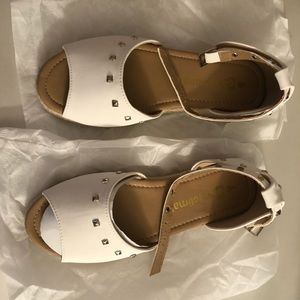 NEVER WORN-NWT. White slight platform shoe Size 8.